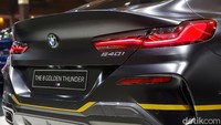 Terdapat juga kontras tajam berkat garis aksentuasi emas yang membentang dari apron depan ke side skirts hingga apron belakang.