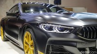 Fitur lain yang berwarna emas adalah exterior mirror caps, BMW M rear spoiler, dan velg aloi ringan 20 inch M double-spoke finished in gold.