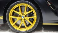 Velg aloi ringan BMW M double-spoke 20 inci berwarna emas.