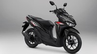 Honda Vario 125 juga dilengkapi dengan fitur-fitur keselamatan penting lainnya, seperti standar otomatis (Side Stand Switch), di mana mesin tidak dapat dinyalakan apabila posisi standar dalam kondisi turun. Brake Lock System mencegah motor loncat saat dinyalakan atau motor tetap dalam keadaan diam saat pengendara berhenti di jalanan menanjak. Lampu LED juga disematkan di semua sistem pencahayaan. Foto: Dok. AHM
