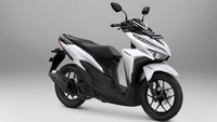 Honda Vario 125 dibekali fitur ISS pada tipe CBS-ISS, ACG Starter yang terintegrasi pada teknologi eSP, juga fitur canggih Idling Stop System (ISS). Soal kapasitas bagasi, skutik ini memiliki kapasitas 18 liter yang dapat menyimpan helm standar untuk menunjang aktivitas sehari-hari. Foto: Dok. AHM