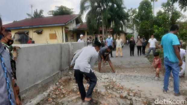 Jalan ditombok di Pekenbaru dibongkar