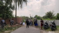 Terlihat masyarakat beramai-ramai datang membantu pembongkaran pagar tersebut. Masyarakat mengaku senang akses jalan yang sempat ditutup akhirnya bisa digunakan kembali. (Raja Adil/detikcom)