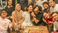 Bukan hanya itu, Jeff bahkan hadir dalam perayaan kejutan ulang tahun rekan sesama artis, Nafusal Samudera. Seperti yang terlihat dalam momen ini. Foto: Instagram @mr.jeffsmith