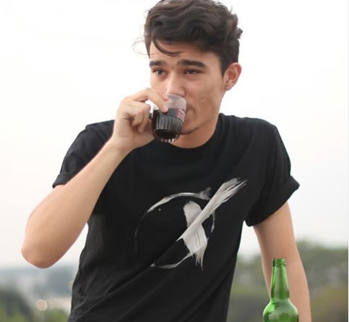 Jeff Smith Keseruan Jeff Smith saat Makan Bareng Teman-temannya