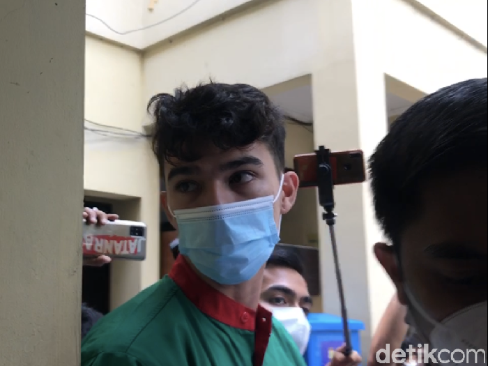 Jeff Smith memakai baju tahanan dan diborgol sebagai tahanan narkoba Polres Jakarta Barat
