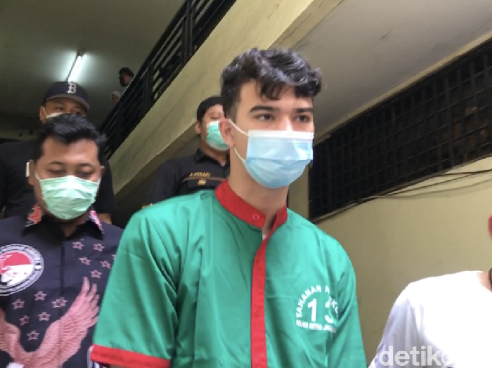 Jeff Smith memakai baju tahanan dan diborgol sebagai tahanan narkoba Polres Jakarta Barat