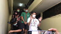 Jeff Smith pertama kali muncul usai ditangkap terlihat memakai baju tahanan dengan tangan diborgol di Polres Jakarta Barat, Jumat (16/4/2021). Foto: Hanif/detikHOT