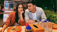Nah, kalau yang satu ini adalah momen kala Jeff makan bersama Ranty Maria. Kala itu keduanya tengah terlibat dalam satu judul sinteron. Mereka pun menikmati nasi goreng kaki lima Foto: Instagram @mr.jeffsmith