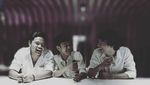 Keseruan Jeff Smith saat Makan Bareng Teman-temannya