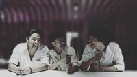 Foto ini menjadi salah satu bukti momen Jeff dan teman-temannya saat makan bersama di sebuah restoran mewah. Bahka mereka kompak berpose dengan segelas air. Foto: Instagram @mr.jeffsmith