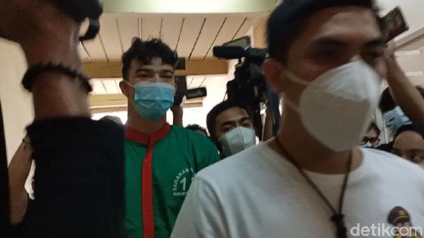 Jeff Smith mengenakan baju tahanan saat digiring penyidik Polres Jakbar ke ruang Dokkes (Karin Nur S/detikcom)