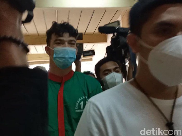 Jeff Smith mengenakan baju tahanan saat digiring penyidik Polres Jakbar ke ruang Dokkes (Karin Nur S/detikcom)