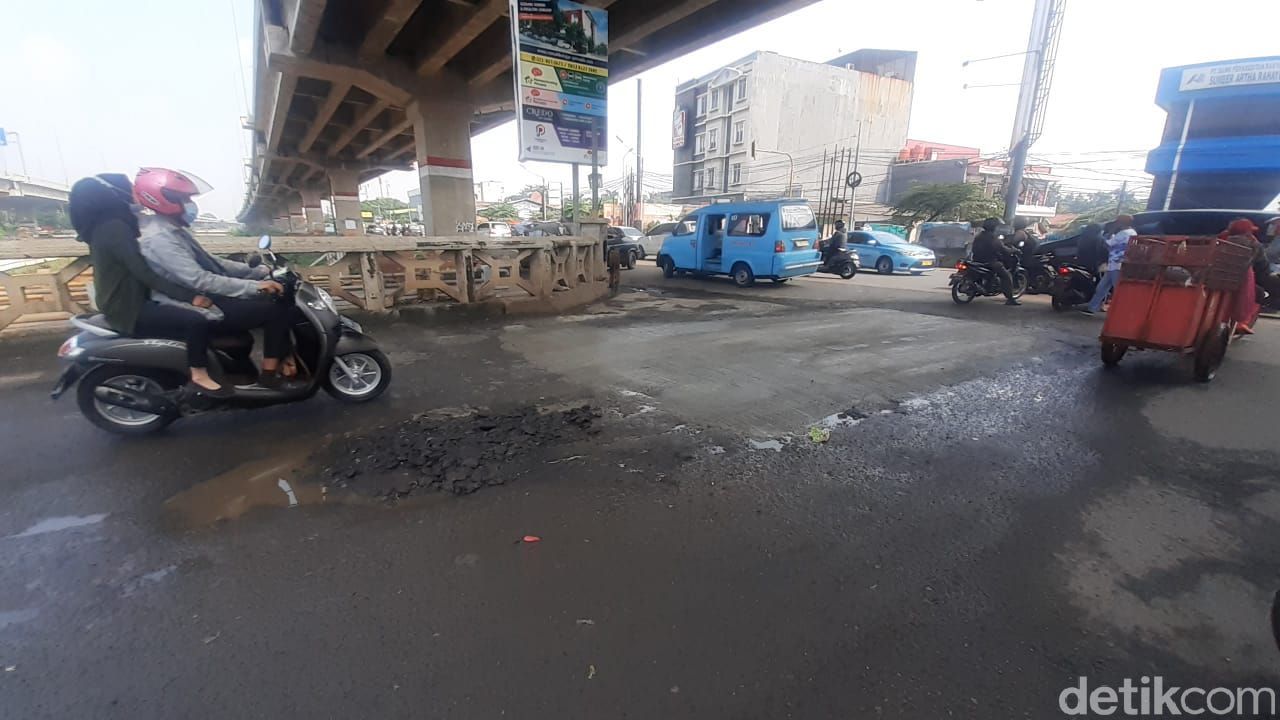 Jembatan Kincan, Jl KH Noer Ali, Bintara Jaya, Bekasi, 16 April 2021. (Afzal Nur Iman/detikcom)