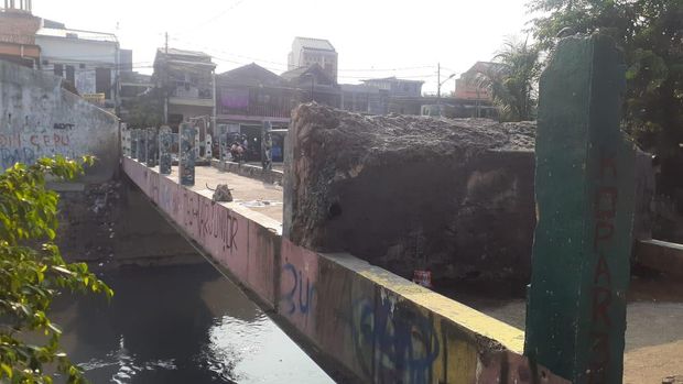 Jembatan Kota Paris Johar Baru Jakarta Pusat jadi area tawuran.