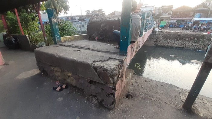 Jembatan Kota Paris Johar Baru Jakarta Pusat jadi area tawuran.