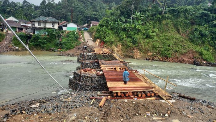 Pembangunan Jembatan Muhara di Lebak Banten ini hasil swadaya warga.