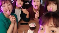 Sering berkumpul dengan sahabatnya, begini momen akrab Kang So Ra saat menikmati es krim yang segar. Foto: Instagram @reveramess_