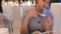 So Ra terlihat anggun saat sedang diner di restoran mewah. Ia sedang menikmati roti dengan olesan selai saat itu. Foto: Instagram @reveramess_