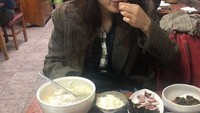 Kuliner di restoran Korea juga membuat Kang So Ra terlihat senang menyantapnya. Ada beragam makanan yang sedang ia nikmati. Foto: Instagram @reveramess_