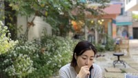 Sebelum melahirkan, Kang So Ra aktif mengunggah aktivitas kulinernya. Ada momennya saat berada di kafe sambil menikmati es yang manis segar. Foto: Instagram @reveramess_