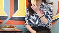 Posenya menikmati roti juga pernah ia bagikan. Roti itu dinikmatinya dengan pelengkap sepiring salad. Foto: Instagram @reveramess_