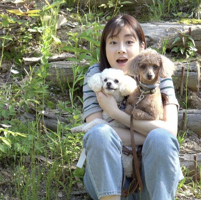 Kang Sora dipastikan akan membintangi film ‘Story of You and the Rain’ bersama Kang Ha Neul dan Chun Woo Hee. Film ini mengisahkan seorang pria dan wanita yang saling menyimpan rindu namun tak bisa bertemu. Foto: dok Instagram reveramess_