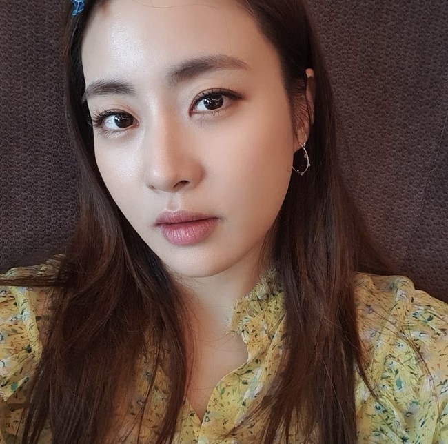 Kang Sora baru saja melahirkan seorang bayi perempuan. Kabar bahagia tersebut disampaikan oleh agensi Plum A&C pada Kamis (15/4/2021) kemarin. Foto: dok Instagram reveramess_