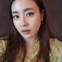 Kang Sora baru saja melahirkan seorang bayi perempuan. Kabar bahagia tersebut disampaikan oleh agensi Plum A&C pada Kamis (15/4/2021) kemarin. Foto: dok Instagram reveramess_