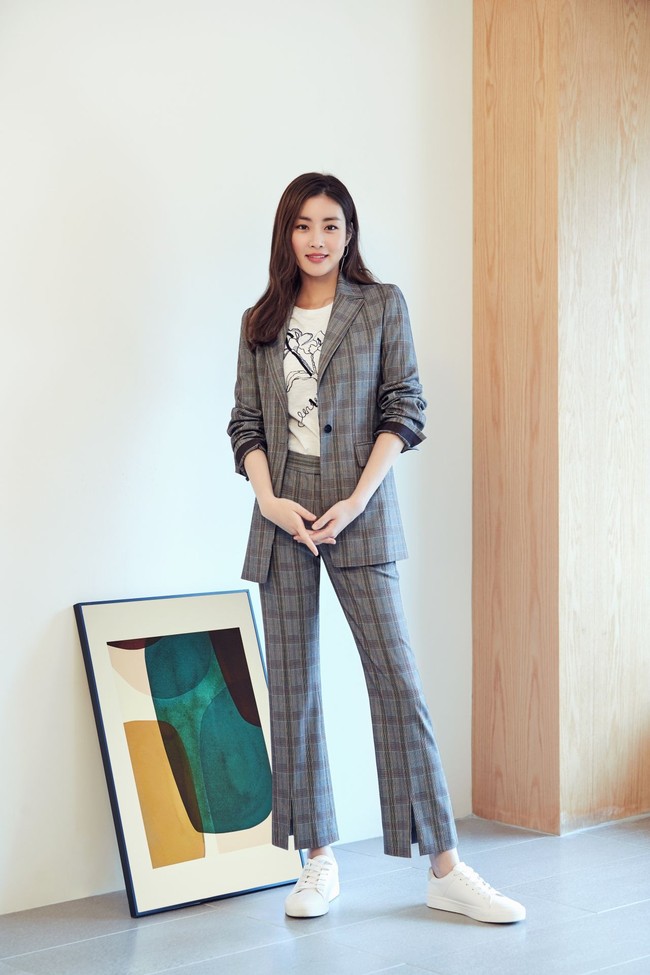 Sebelum menikah, Kang Sora sempat berpacaran dengan Hyun Bin. Hubungan keduanya dikonfirmasi oleh agensi masing-masing pada Desember 2016. Setelah satu tahun berpacaran, keduanya putus karena kesibukan masing-masing. Foto: dok Olivia Hassler