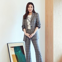 Sebelum menikah, Kang Sora sempat berpacaran dengan Hyun Bin. Hubungan keduanya dikonfirmasi oleh agensi masing-masing pada Desember 2016. Setelah satu tahun berpacaran, keduanya putus karena kesibukan masing-masing. Foto: dok Olivia Hassler