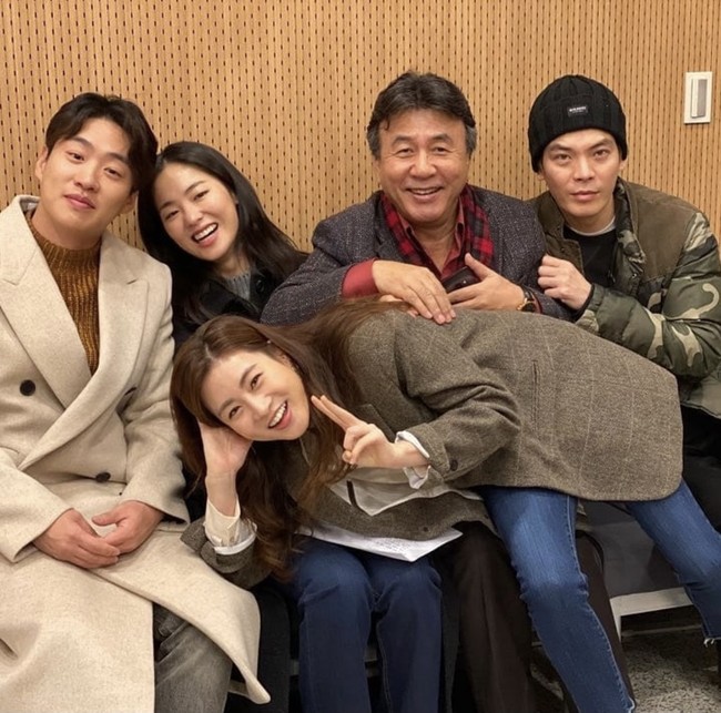 Kang Sora telah lama absen dari drama Korea sejak 2017. Terbaru, ia membintangi film Secret Zoo pada 2020 bersama Jeon Yeo Bin, Ahn Jae Hong, Kim Sung Oh, dan Park Yeong Gyu. Foto: dok Instagram reveramess_