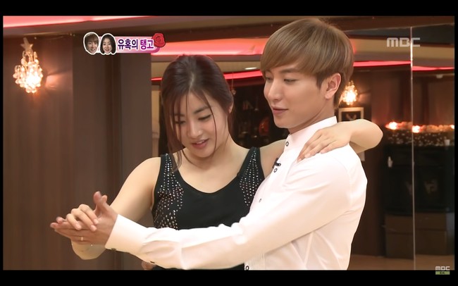 Kang Sora pun dipasangkan dengan Leeteuk Super Junior sebagai pasangan virtual. Hubungan keduanya hangat diperbincangkan hingga memenangkan ‘Popularity Award’ dari ajang MBC Entertainment Awards. Foto: dok YouTube MBCentertainment