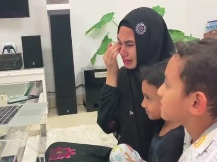 Kartika Putri menangis
