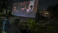 Terancam mati perlahan, layar tancap mencoba bertahan hidup lewat nostalgia masa lalu dan juga menjadi bahasa perlawanan terhadap digitalisasi yang membekap dunia sinema dan hiburan saat ini.  