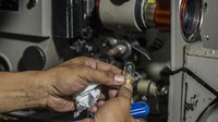 Tak pelak hiburan rakyat itu menjadi kesempatan buat kaum muda untuk berkumpul dan bercengkerama.  