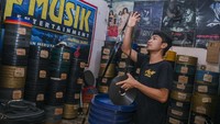 Selepas isya, orang-orang mulai berkumpul di sebuah lapangan kampung setempat yang di tengah-tengahnya terdapat kain putih berukuran besar sekitar 7 x 3 meter membentang di antara dua tiang bambu yang tertancap di tanah.  
