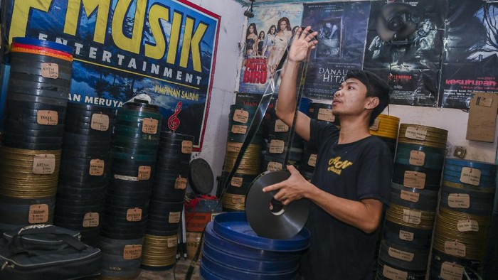 KISAH TERANG LAYAR TANCAP HINGGA REDUP DIGILAS ZAMAN Kisah Terang Redup Layar Tancap yang Tergerus Zaman