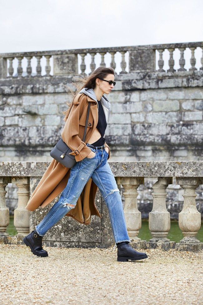 Celine mengambil tema street style wanita Prancis dan terinspirasi Gen Z dengan menghadirkan perpaduan crop top dan coat untuk koleksi musim dingin 2021. Foto: dok. Courtesy of Celine.