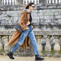 Celine mengambil tema street style wanita Prancis dan terinspirasi Gen Z dengan menghadirkan perpaduan crop top dan coat untuk koleksi musim dingin 2021. Foto: dok. Courtesy of Celine.