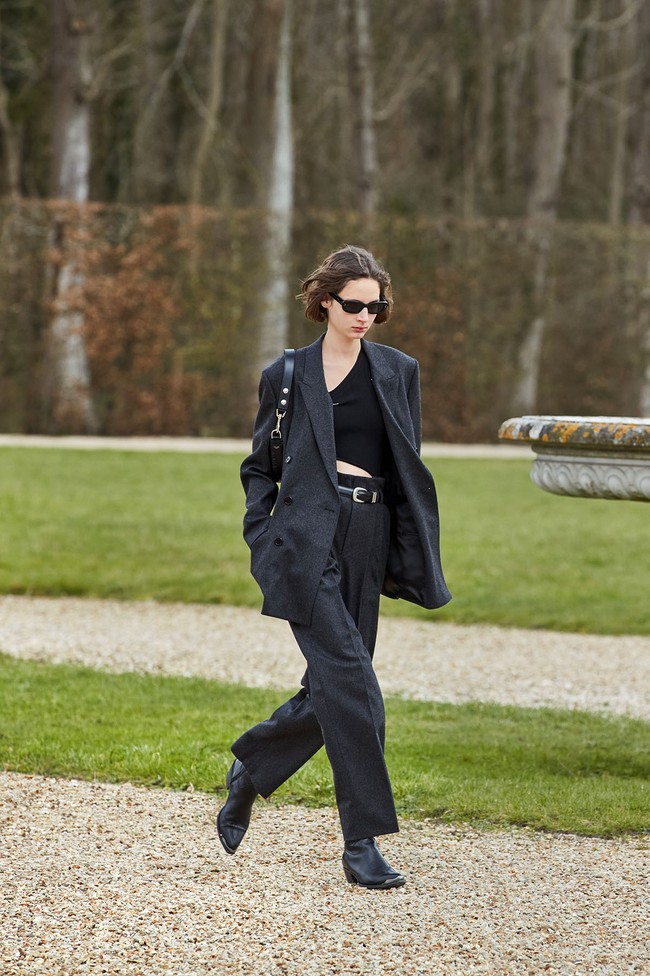 Celine mengambil tema street style wanita Prancis dan terinspirasi Gen Z dengan menghadirkan perpaduan crop top dan coat untuk koleksi musim dingin 2021. Foto: dok. Courtesy of Celine.