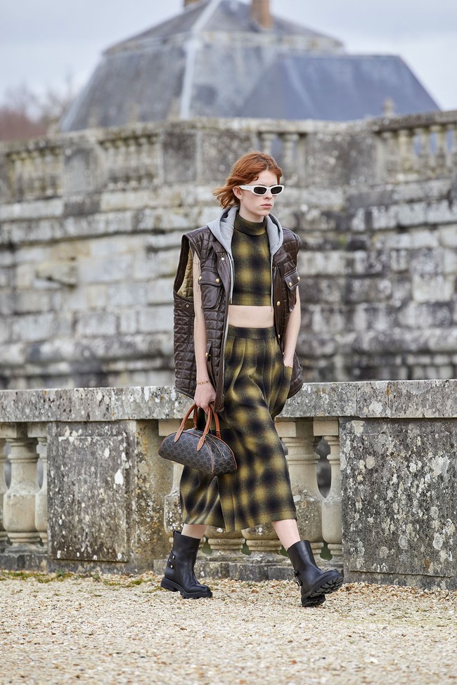 Celine mengambil tema street style wanita Prancis dan terinspirasi Gen Z dengan menghadirkan perpaduan crop top dan coat untuk koleksi musim dingin 2021.  Foto: dok. Courtesy of Celine.