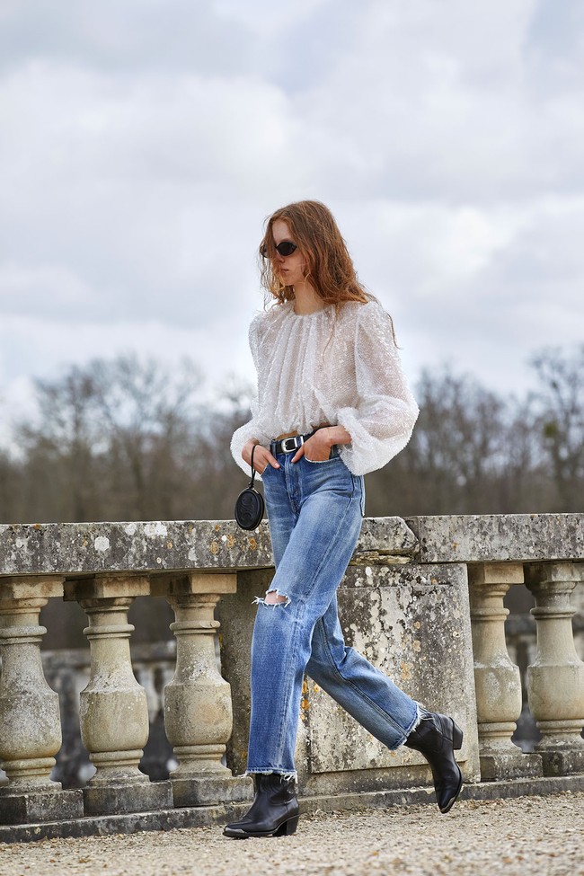Celine mengambil tema street style wanita Prancis dan terinspirasi Gen Z dengan menghadirkan perpaduan crop top dan coat untuk koleksi musim dingin 2021. Foto: dok. Courtesy of Celine.