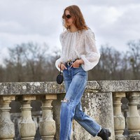 Celine mengambil tema street style wanita Prancis dan terinspirasi Gen Z dengan menghadirkan perpaduan crop top dan coat untuk koleksi musim dingin 2021. Foto: dok. Courtesy of Celine.