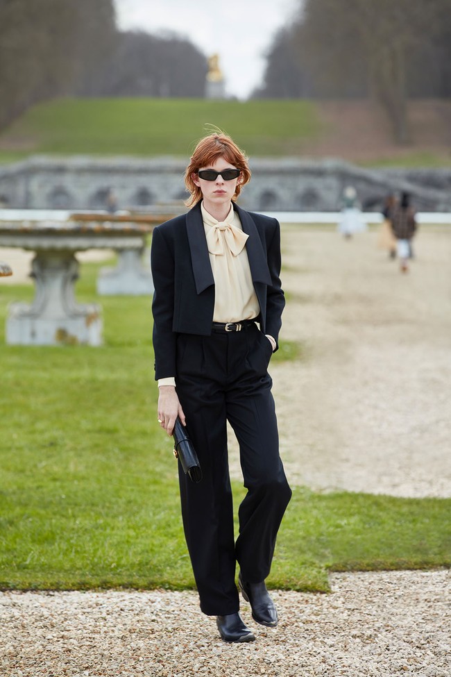 Celine mengambil tema street style wanita Prancis dan terinspirasi Gen Z dengan menghadirkan perpaduan crop top dan coat untuk koleksi musim dingin 2021.  Foto: dok. Courtesy of Celine.