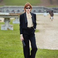 Celine mengambil tema street style wanita Prancis dan terinspirasi Gen Z dengan menghadirkan perpaduan crop top dan coat untuk koleksi musim dingin 2021.  Foto: dok. Courtesy of Celine.