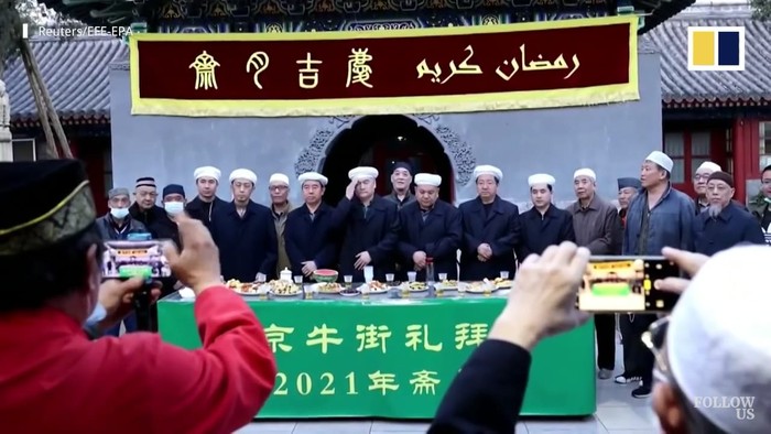 Potret Muslim di Cina Buka Puasa di Masjid Berusia 579 Tahun