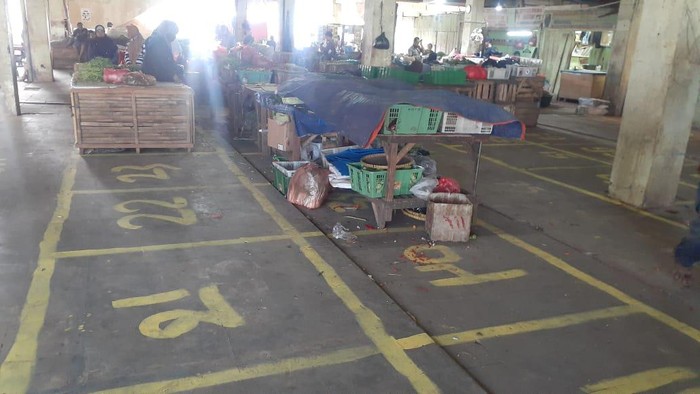 Kondisi pembagian lapak relokasi di Pasar Minggu. Para pedagang korban kebakaran bisa menempati lapak seluas 1,2 x1,2 meter.