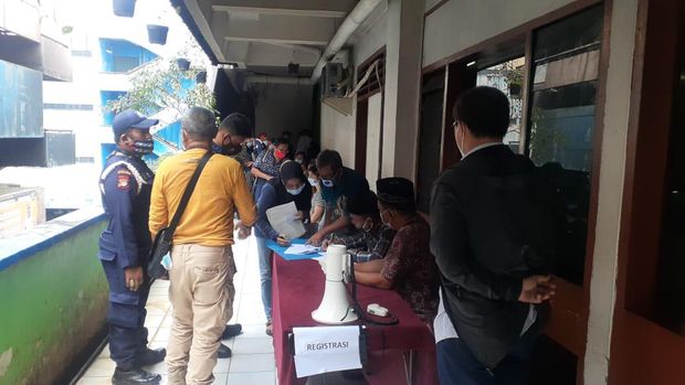 Kondisi pembagian lapak relokasi di Pasar Minggu. Para pedagang korban kebakaran bisa menempati lapak seluas 1,2 x1,2 meter.