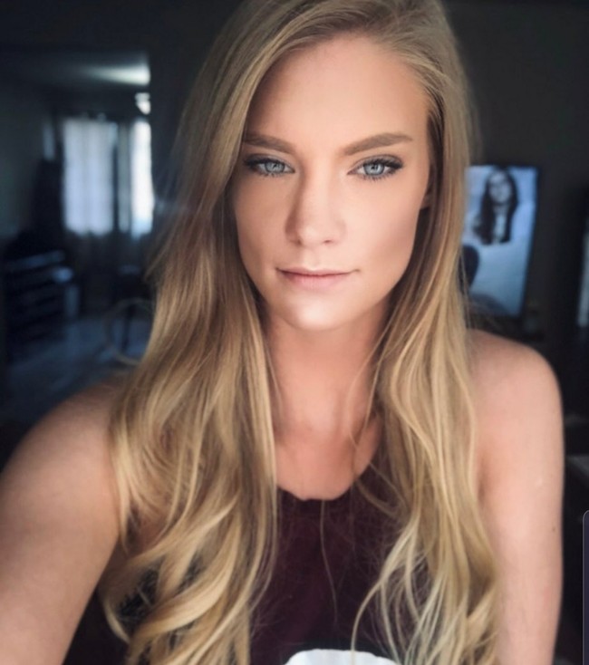 Krista diidolai banyak pria karena kecantikan dan keseksiannya. Tanpa makeup tebal, Krista pun berani menunjukkan penampilan wajah naturalnya. Foto: Dok. Instagram